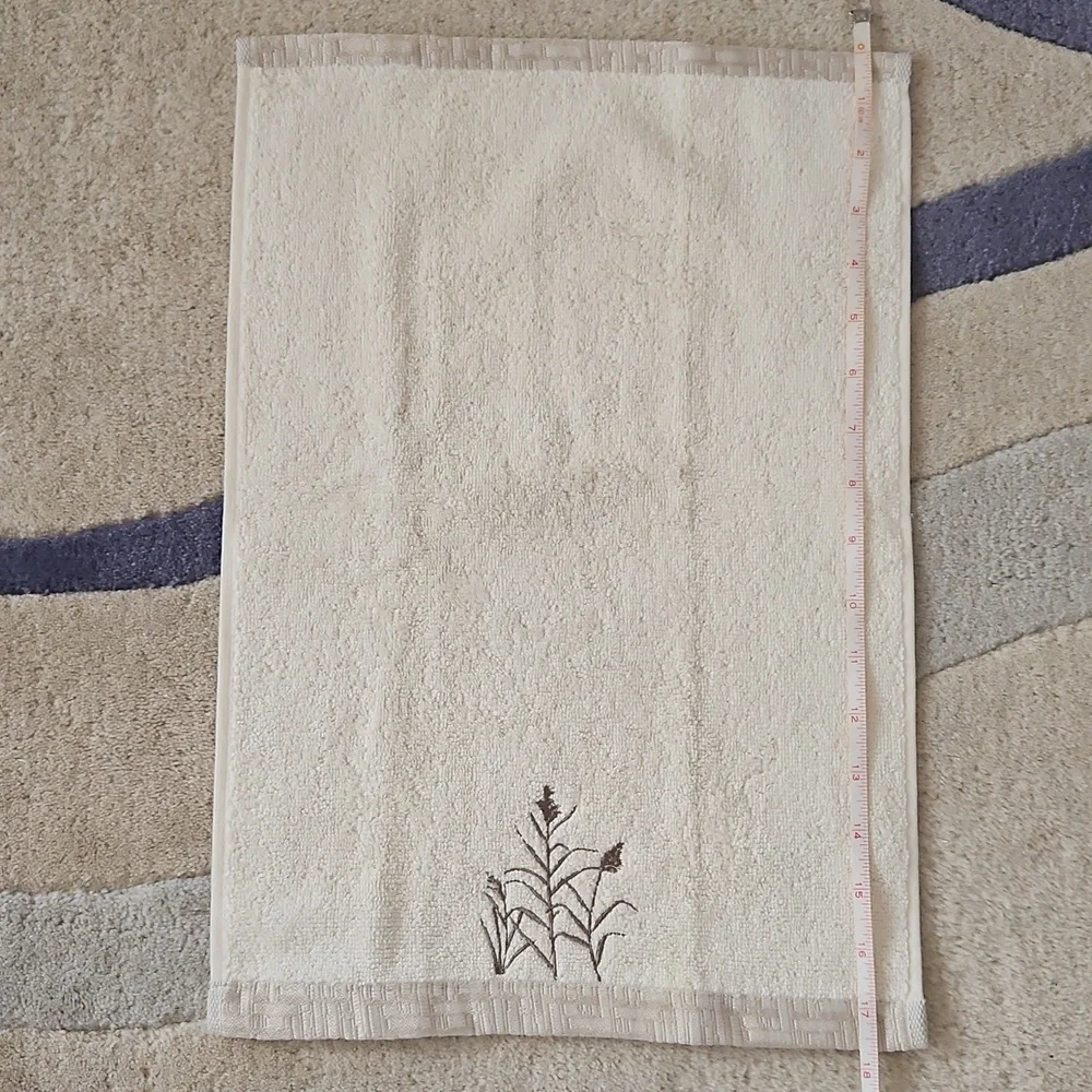NWOT Cream Embroidered Hand Towels (2)